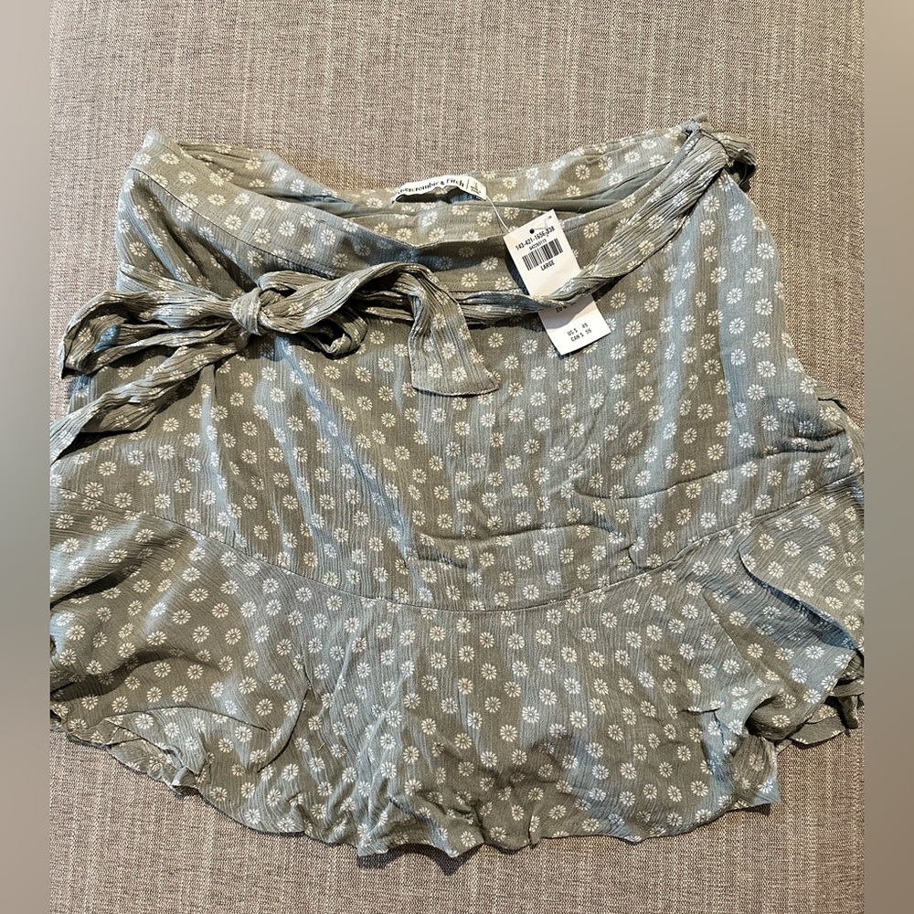 New with tags Abercrombie skort. Light green flower pattern. Size large